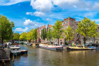 Amsterdam kanal ve tekneler, Hollanda.