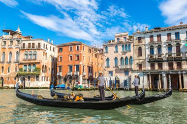 Gondol Venedik Canal Grande üzerinde