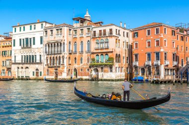 Gondol Venedik Canal Grande üzerinde