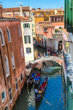 Gondol Venedik Canal Grande üzerinde