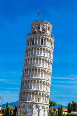 Pisa Kulesi yaslanmış