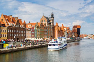 Cityscape Gdansk, Polonya için Vistula Nehri üzerinde.