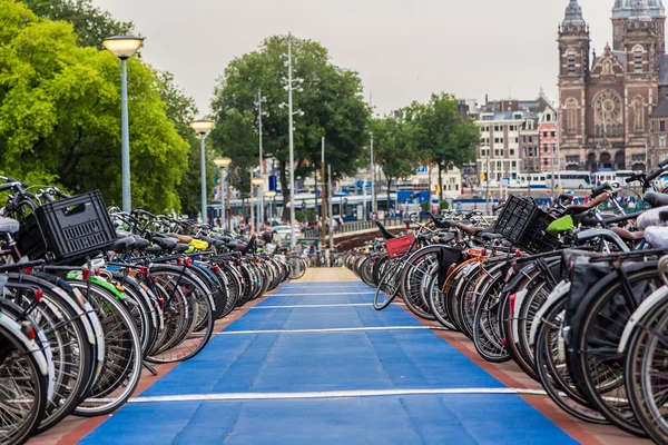 Amsterdam'da Bisiklet park yeri — Stok fotoğraf
