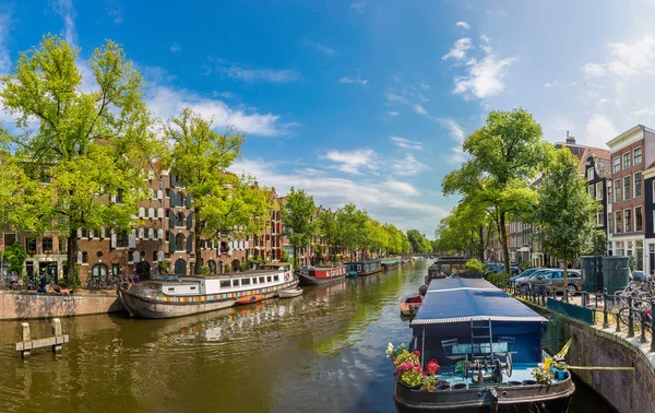 Canal e barcos em Amsterdam — Fotografia de Stock