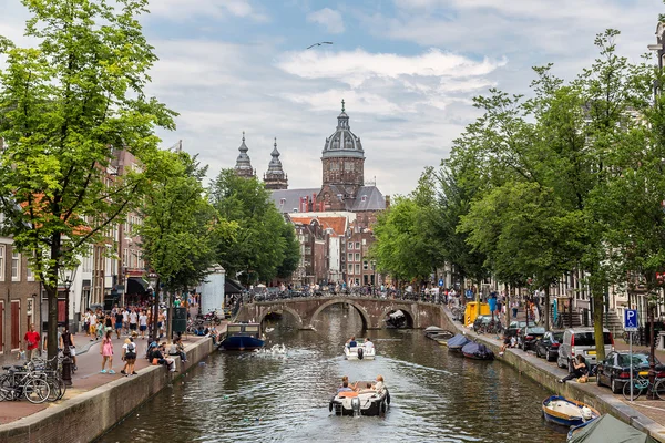 Canal et église Saint Nicolas à Amsterdam — Photo