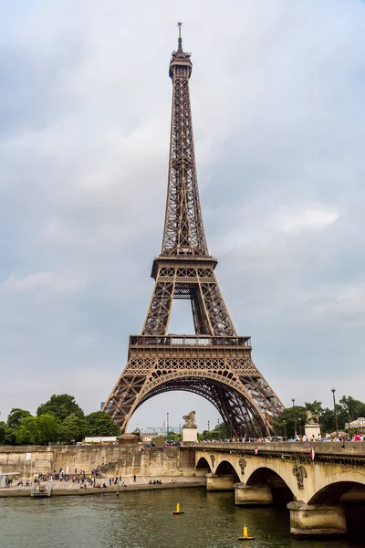 Sena en París y Torre Eiffel — Foto de Stock