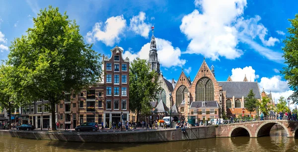 Amsterdam'da Oude kerk (eski kilise) — Stok fotoğraf