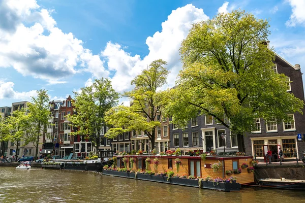 Amsterdam kanal ve tekneler, Hollanda. — Stok fotoğraf