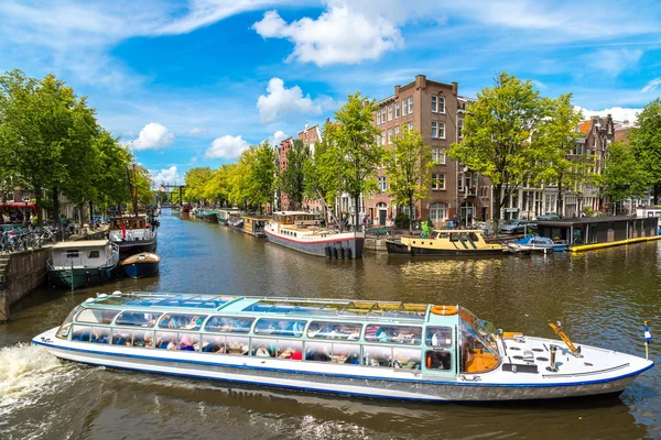 Amsterdamse grachten en boten, Nederland. — Stockfoto