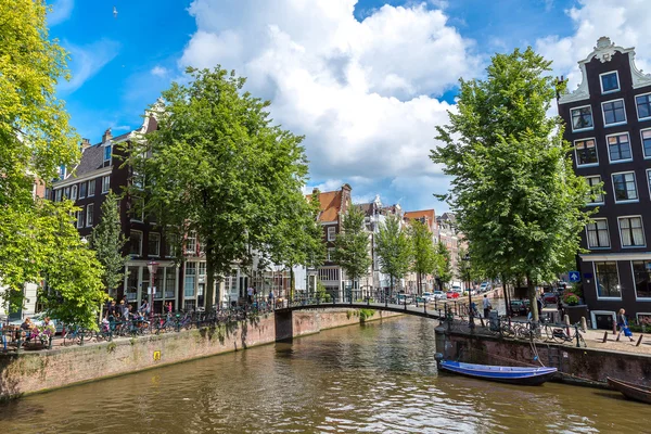 Amsterdam canal y barcos, Holanda — Foto de Stock