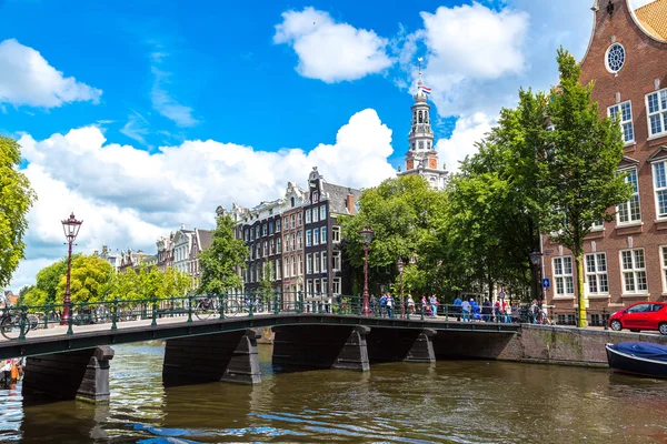 Amsterdamse gracht en boot, Holland — Stockfoto