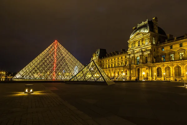 夜のパリでルーヴル美術館 — ストック写真