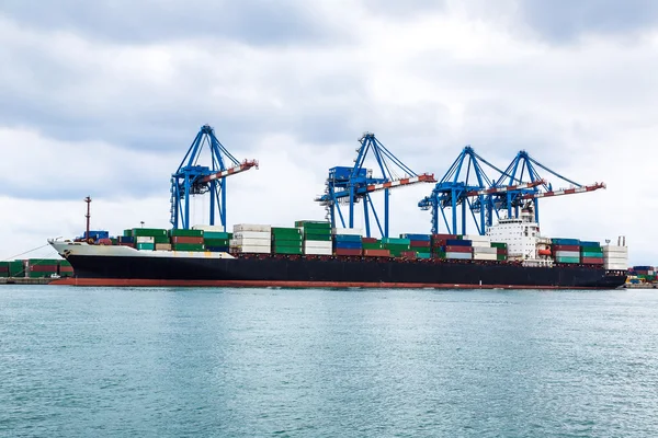 Containerschip in Genua, Italië — Stockfoto