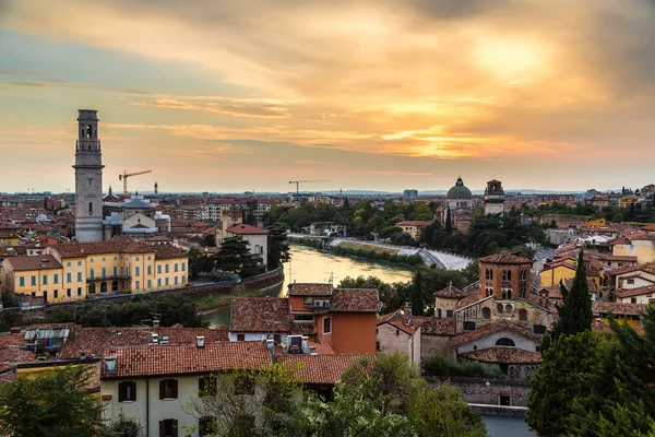 Верона на заході сонця в Італії — стокове фото