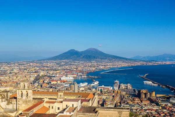 Неаполь и Везувий в Италии — стоковое фото
