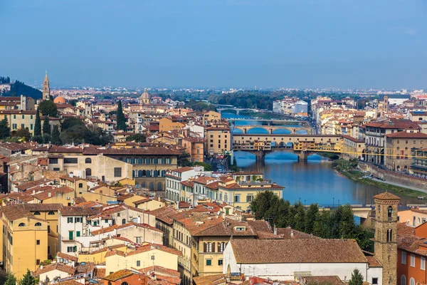 Ponte vecchio i blomning, italy — Stockfoto