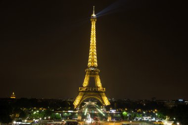 Eyfel Kulesi Paris geceleri