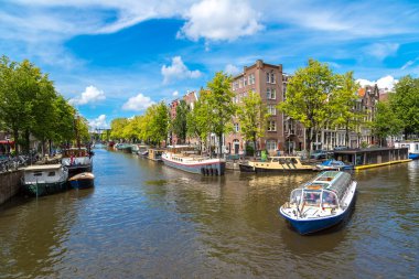 Amsterdam kanalları ve tekneler, Hollanda, Hollanda.
