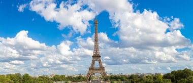 Paris 'teki Eyfel Kulesi' nin panoramik manzarası
