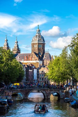 Amsterdam kanal ve st. nicolas church