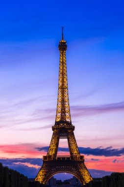 Paris 'te gün batımında Eyfel Kulesi