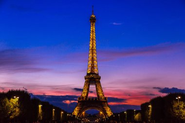 Paris 'te gün batımında Eyfel Kulesi