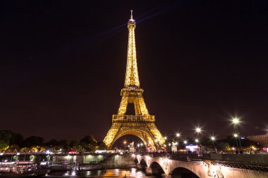 Paris 'te gün batımında Eyfel Kulesi