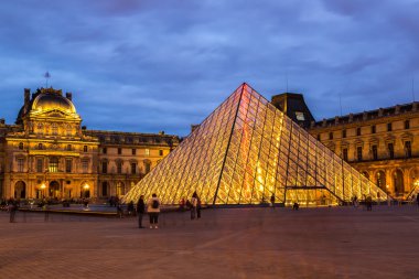 Louvre Paris gece adlı