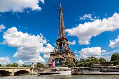 Paris'te Seine ve Eyfel Kulesi