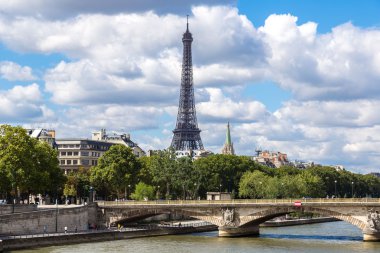 Paris'te Seine ve Eyfel Kulesi