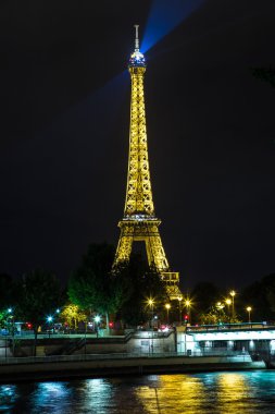 Paris 'te gün batımında Eyfel Kulesi