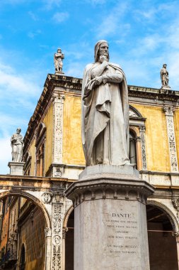 İtalya, Verona 'da Dante Heykeli