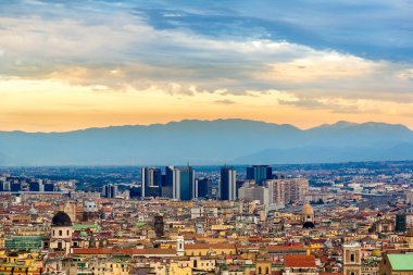 Günbatımı üzerinde Napoli