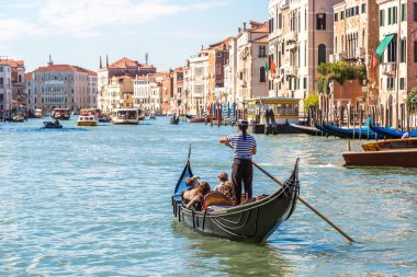 Gondol Venedik Canal Grande üzerinde