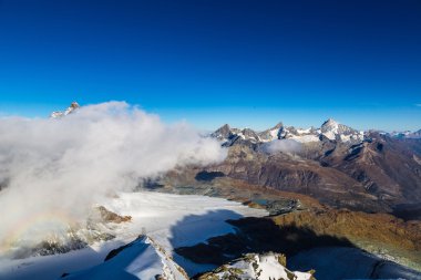 Matterhorn tepe bulutların üstünde