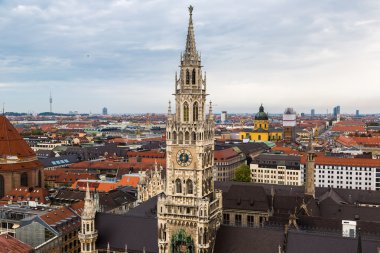 Marienplatz belediye binası üzerinde havadan görünümü