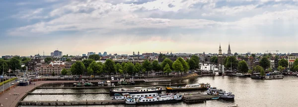 Каналы и мост в Амстердаме — стоковое фото