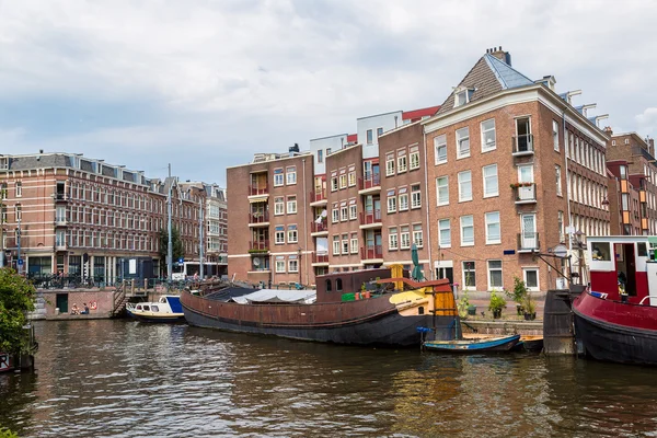 Amsterdam canal and  boats, Holland, Netherlands. — Stock Photo, Image