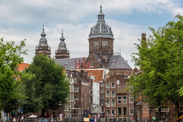 Kanaal en st. nicolas kerk in amsterdam — Stockfoto