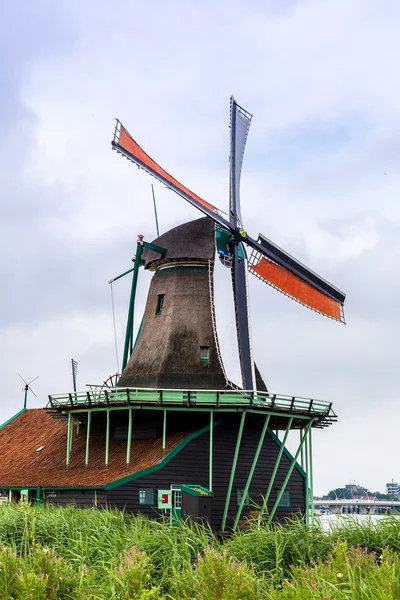 Vindmølle i Holland - Stock-foto