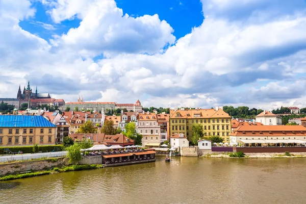 Panoramautsikt över Prag och floden Vltava — Stockfoto