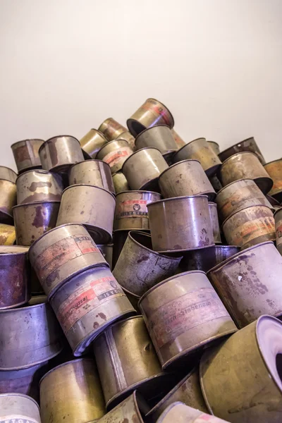 Cans of "Cyclon B" gas in Auschwitz — Stock Photo, Image