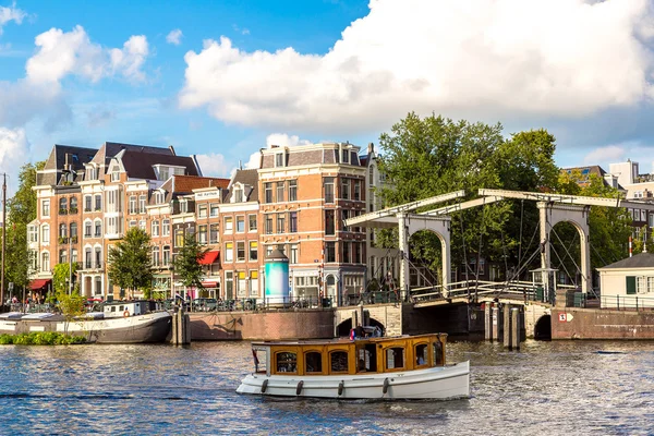 Amsterdam canal and boats, Holanda, Países Baixos . — Fotografia de Stock