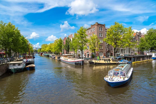 Kanalerna i Amsterdam och båtar, Holland, Nederländerna. — Stockfoto