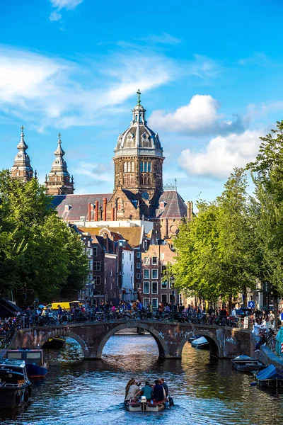Канал и церковь Святого Николая в Амстердаме — стоковое фото