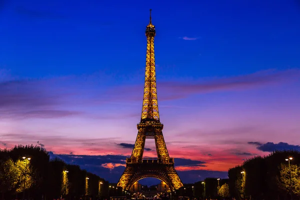 Tour Eiffel au coucher du soleil à Paris — Photo