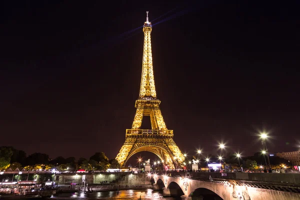 Eiffel Tower at sunset in Paris — Stock Photo, Image