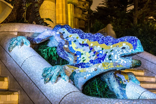 Escultura de salamandra en el parque Güell en Barcelona — Foto de Stock