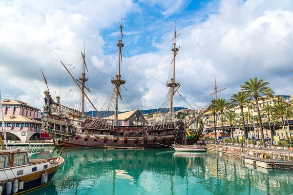 Velho navio de madeira em Génova, Itália — Fotografia de Stock