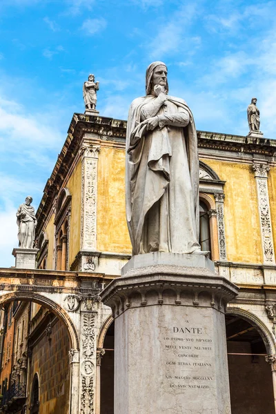 意大利维罗纳的但丁雕像 — 图库照片